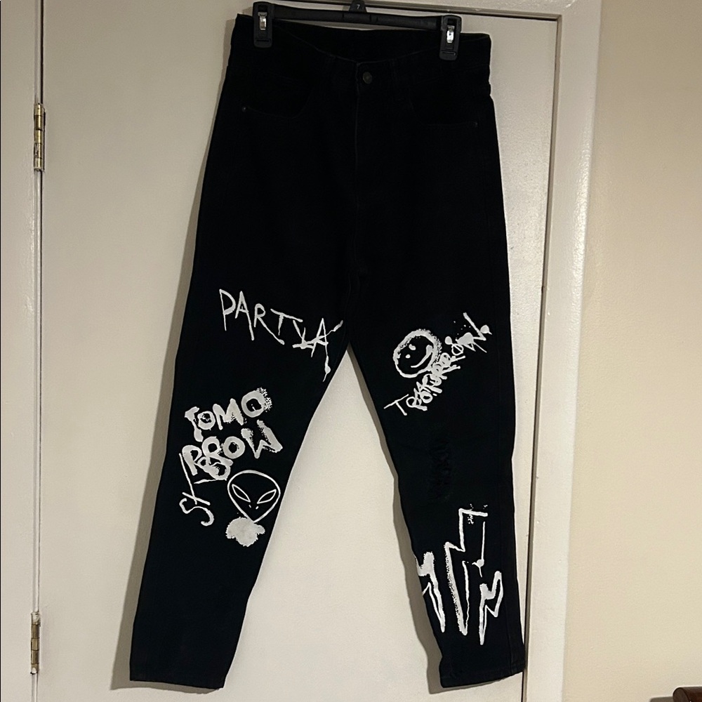 SHEIN Black Boyfriend Jeans with White Graphic Print